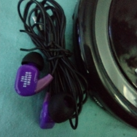 ONN PORTABLE CD PLAYER (BLACK) WITH FM RADIO and Headphones - Picture 8 of 8